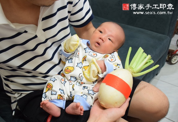 洋洋(新北中和區到府嬰兒寶寶滿月剃頭理髮、免費到府嬰兒剃胎毛儀式吉祥話)。到府剃頭剃胎毛主持、專業拍照、DVD光碟、證書。★購買「臍帶章、肚臍章、胎毛筆刷印章」贈送：剃頭、收涎、抓周，三選一。2015.10.31 照片15